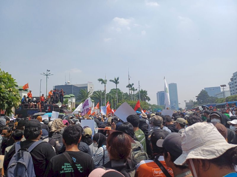 Ribuan massa dari buruh, mahasiswa dan jurnalis ikut dalam aksi di depan Gedung DPR-MPR RI, Kamis (22/8/2024).