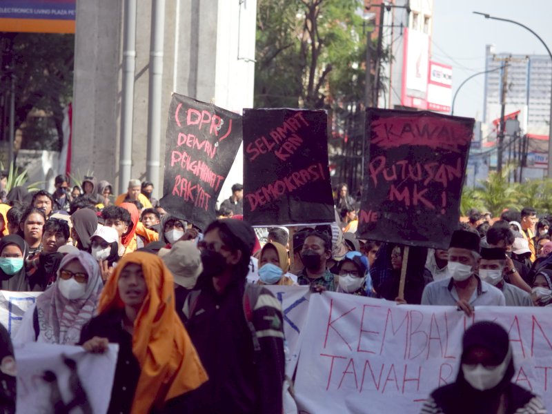 Ribuan mahasiswa, petani dan aktivis menggelar aksi penolakan atas keputusan Badan Legislasi atau Baleg DPR yang menyetujui Revisi UU Pilkada dan menganulir putusan Mahkamah Konstitusi (MK) soal syarat Pilkada, di Makassar, Kamis (22/8/2024). @Jejakfakta/Nurdin Amir