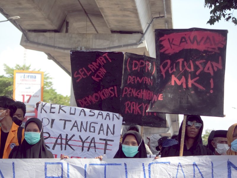 Kawal Putusan MK. Salah satu seruan yang dilakukan massa aksi elemen masyarakat sipil adalah #KawalPutusanMK saat menggelar demonstrasi menolak pengesahan Revisi UU Pilkada di sejumlah titik di Kota Makassar, Kamis (22/8/2024). @Jejakfakta/Nurdin Amir