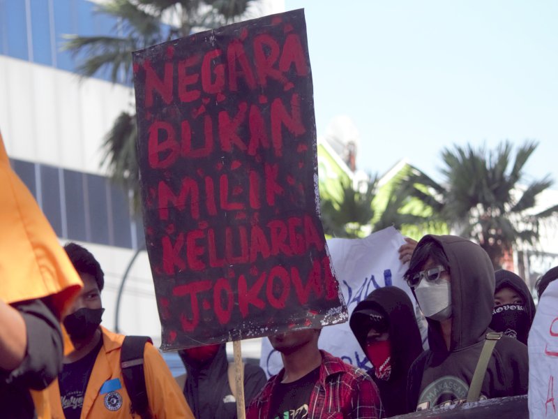 Ribuan mahasiswa, petani dan aktivis menggelar aksi penolakan atas keputusan Badan Legislasi atau Baleg DPR yang menyetujui Revisi UU Pilkada dan menganulir putusan Mahkamah Konstitusi (MK) soal syarat Pilkada, di Makassar, Kamis (22/8/2024). @Jejakfakta/Nurdin Amir