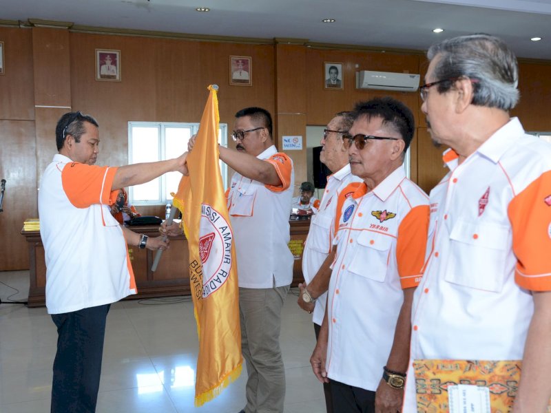 - Wakil Ketua DPRD Kabupaten Bulukumba Periode 2019-2024 H Patudangi Azis kembali dikukuhkan sebagai Ketua Organisasi Radio Amatir Indonesia (ORARI) Lokal Bulukumba Periode 2024-2027,  di Ruang Pola Kantor Bupati Bulukumba, Kamis (22/8/2024). @Jejakfakta/Humas Pemkab  Bulukumba