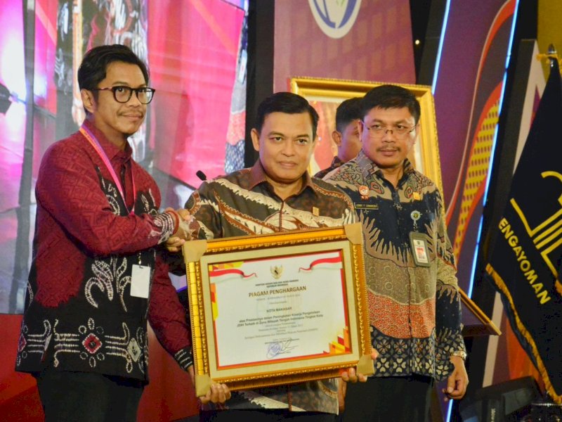 Kepala BPHN Prof. Dr. Widodo Ekatjahjana memberikan penghargaan  Kinerja terbaik dalam pengelolaan JDIH kepada Pj Sekda Kota Makassar, Firman Hamid Pagarra mewakili Wali Kota Makassar, Moh. Ramdhan Pomanto, di Aston Kartika Grogol Hotel, Jakarta Barat, Kamis (22/08/2024). @Jejakfakta/dok. Humas Pemkot Makassar