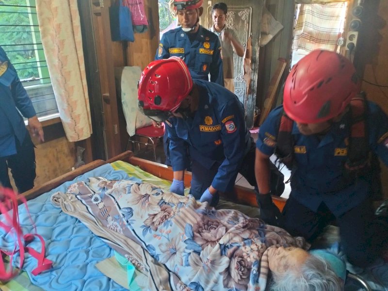 Tim Rescue Damkarmat evakuasi lansia dari lantai dua rumahnya di Jalan Sunu, Kecamatan Tallo, untuk segera dibawa ke rumah sakit, Rabu pagi (21/08/2024). @Jejakfakta/dok. Humas Pemkot Makassar 