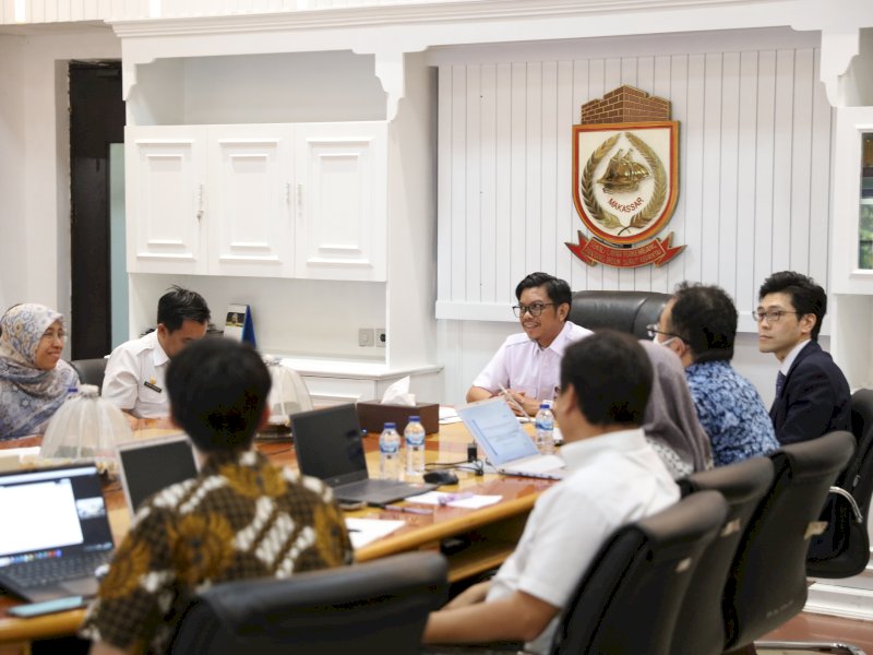 PJ Sekda Makassar, Firman Hamid Pagarra menerima kunjungan pemerintahan Jepang dalam hal ini Nippon Koei yang dihadiri langsung Mr. Tetsyua Saito, Manager Nippon Koei, Mr. Takumi Takahashi, Engineer Nippon Koei, di ruang rapat Sekda, Rabu (21/08/2024). @Jejakfakta/dok. Humas Pemkot Makassar