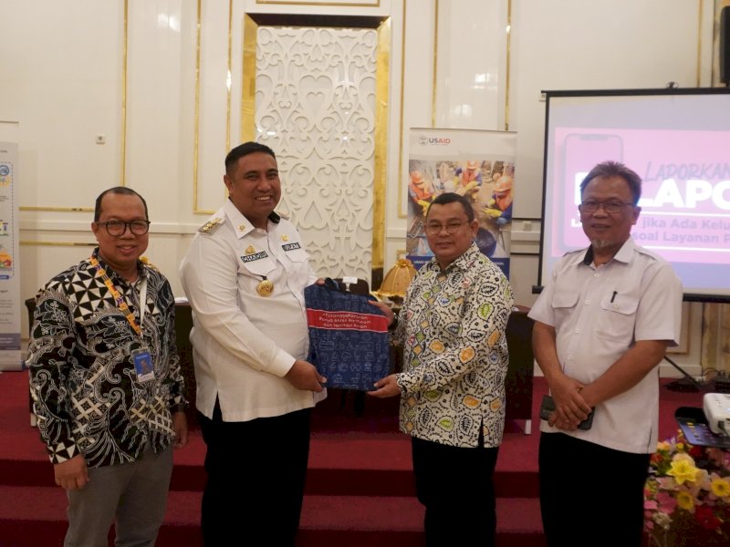Bupati Maros H.A.S. Chaidir Syam, secara resmi membuka workshop Publikasi Akuntabilitas Sosial Inklusi (PASI) untuk Implementasi Panduan Teknis Sistem Pengelolaan Pengaduan Pelayanan Publik Nasional (SP4N Lapor) di Ruang Meeting Florence Hotel Grand Waterboom Maros, Rabu (21/08/2024). @Jejakfakta/DisKominfo-SP Maros