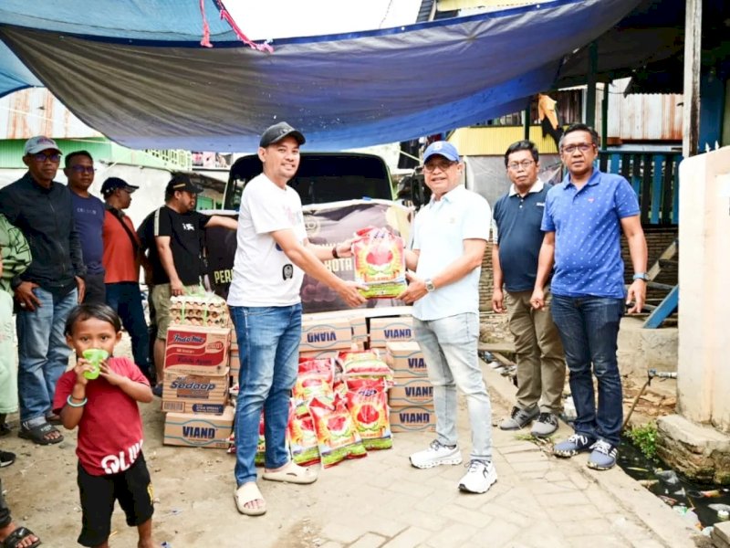 Direktur Perumda Air Minum Makassar Beni Iskandar (topi biru baju putih), Ahad (25/8/2024), datang menyerahkan bantuan kepada para korban di Jalan Permandian 1, Kelurahan Kaluku Bodoa, Kecamatan Tallo, Kota Makassar.