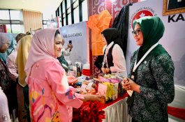 Herfida Muchtar Kenalkan Produk Kriya Bulukumba ke Ibu Negara Iriana Jokowi