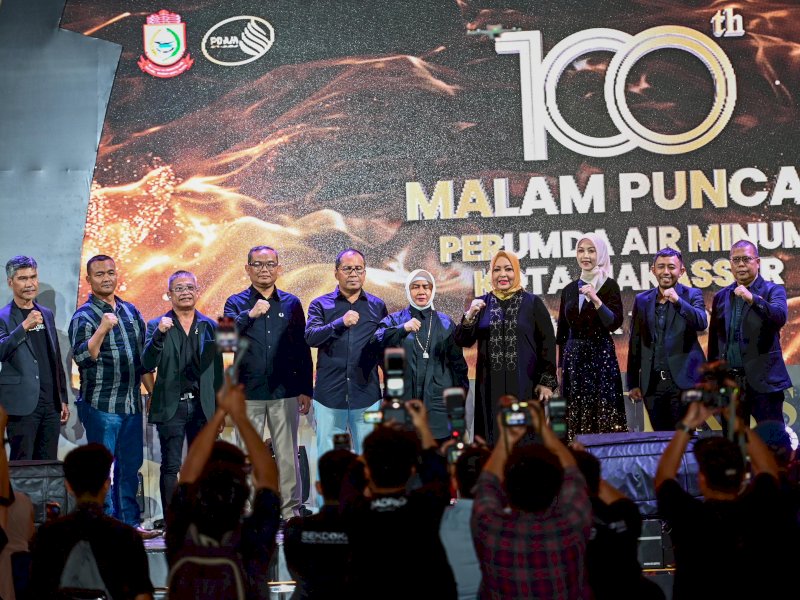 Wali Kota Makassar Moh Ramdhan Pomanto dan para direksi PDAM pose panggung acara malam puncak peringatan HUT ke-100 PDAM Kota Makassar, di Lapangan RTH PDAM, Jl Sam Ratulangi, Senin 26 Agustus 2024 malam. 