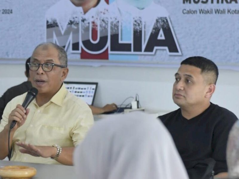 Mantan Wali Kota Makassar Ilham Arief Sirajuddin (IAS) bersama Munafri Arifuddin (Appi) saat rapat pemantapan agenda deklarasi dan pendaftaran Mulia, di Posko Pemenangan Mulia, Jl AP Pettarani, Makassar, kemarin.

 