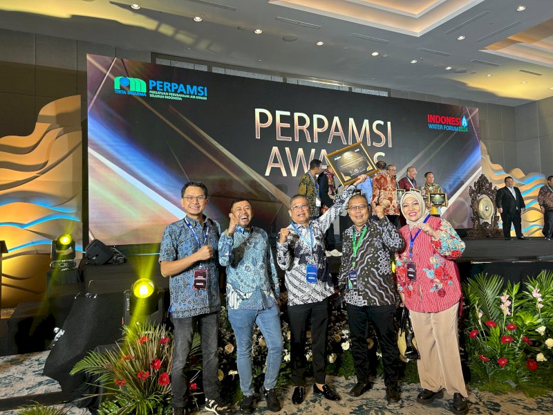 Direksi Perumda Air Minum Kota Makassar hadir menerima penghargaan di event Indonesia Water Forum dan Perpamsi Awards 2024 di JI Expo Kemayoran, Jakarta, Rabu (28/8/2024).