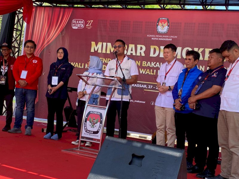 Pasangan Andi Seto Asapa - Rezki Mulfiati Lutfi memberikan keterangan pers usai mendaftar di KPU Kota Makassar, Rabu (28/8/2024). @Jejakfakta/Samsir
