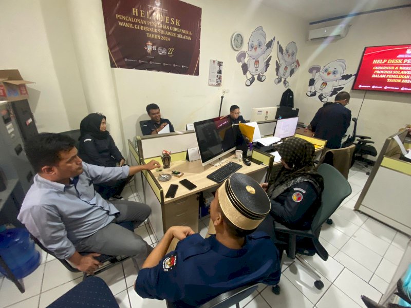 Anggota Bawaslu Sulsel Koordinator Divisi Humas dan Data Informasi Alamsyah bersama staf di ruang kerjanya. @Jejakfakta/Ist.