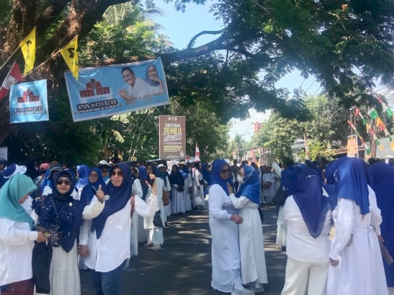  Ribuan pendukung dan simpatisan menanti kedatangan Pasangan Calon Walikota dan Wakil Walikota Makassar, Munafri Arifuddin dan Aliyah Mustika Ilham mendaftar ke Komisi Pemilihan Umum (KPU) Kota Makassar, Kamis (29/8/2024). @Jejakfakta/Samsir