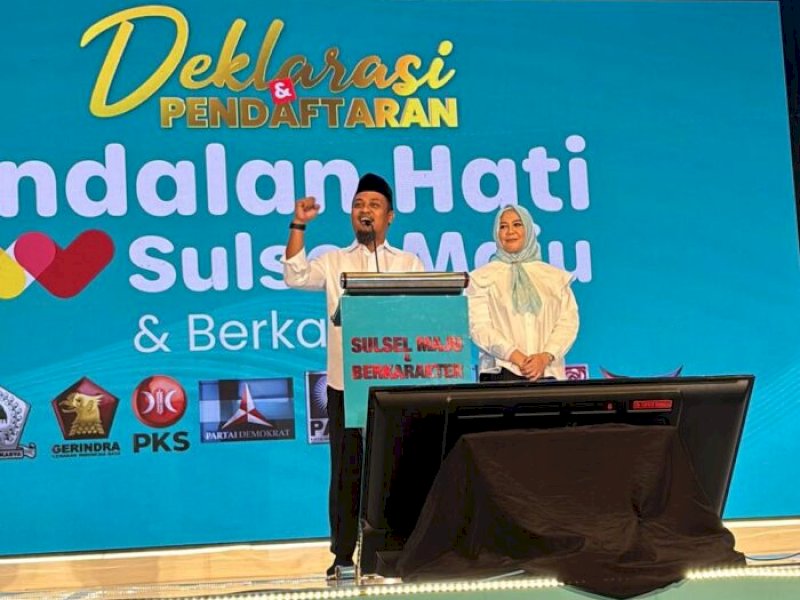 Bakal pasangan calon (bapaslon) gubernur dan wakil gubernur, Andi Sudirman Sulaiman-Fatmawati Rusdi (Andalan Hati), secara resmi mendeklarasikan pencalonan mereka untuk maju pada Pilgub Sulsel 2024 di Hotel Claro, Jalan AP Pettarani, Makassar, Kamis (29/8/2024). @Jejakfakta/Ist.