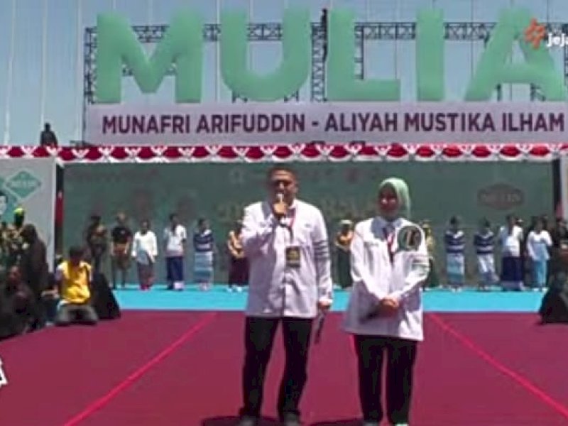 Pendukung mengenakan pakai ada berbagai etnis se-Indonesia berdiri di panggung deklarasi bakal kontestan Pilwali Makassar 2024 Munafri Arifuddin-Aliyah Mustika (Mulia) di Anjungan Bugis, Pantai Losari, Kota Makassar, Sulsel, Kamis (29/8/2024).