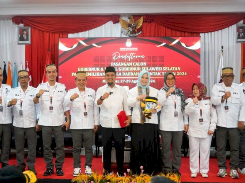 Andi Sudirman Sulaiman-Fatmawati Rusdi (Andalan Hati) resmi mendaftar sebagai Calon Gubernur dan Calon Wakil Gubernur ke KPU Sulsel, Jalan AP Pettarani, Makassar, Kamis (29/08/2024). @Jejakfakta/dok. Ist.