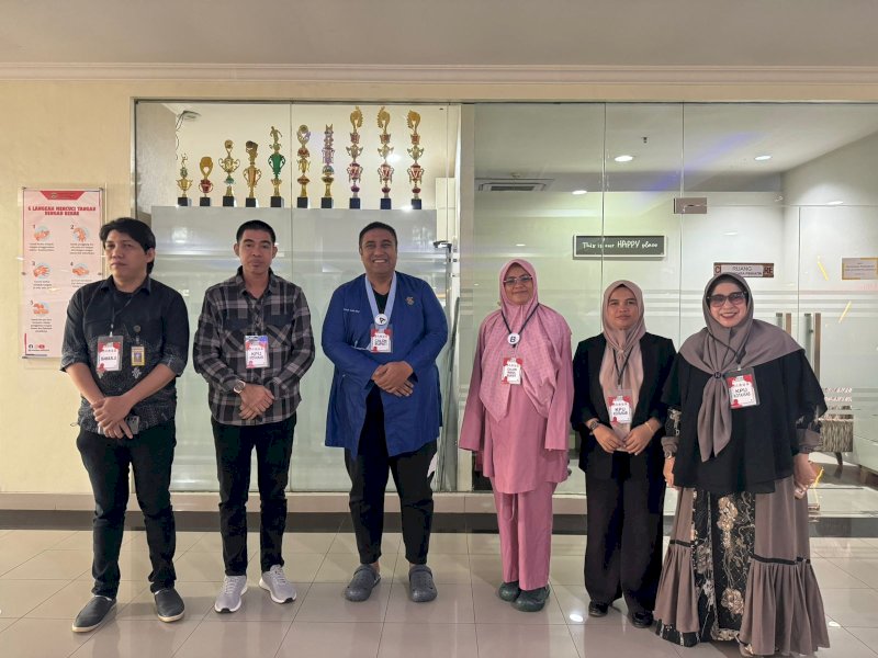 Pasangan Chaidir Syam dan Suhartina Bohari merupakan pasangan pertama yang mendaftarkan diri ke KPU Maros dan mendapatkan kesempatan pertama untuk pemeriksaan kesehatan di Rumah Sakit Pendidikan Unhas, Makassar, Kamis (29/8/2024). @Jejakfakta/dok. Bawaslu Maros