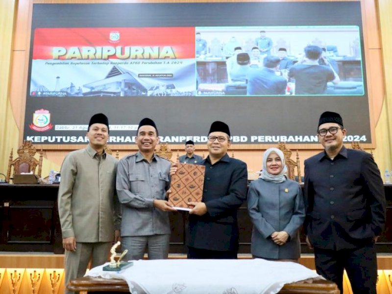 DPRD Kota Makassar mengesahkan Anggaran Pendapatan dan Belanja Daerah (APBD) Perubahan Tahun Anggaran 2024, dalam Rapat Paripurna di DPRD Kota Makassar, Jl AP Pettarani, Kota Makassar, Sabtu (31/8/2024) malam.
