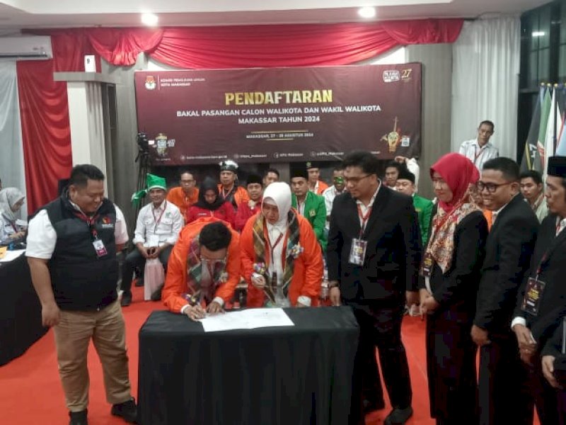 Pasangan calon wali kota dan wakil wali kota Makassar, Indira Yusuf Ismail-Ilham Ari Fauzi secara resmi telah mendaftarkan diri ke Komisi Pemilihan Umum (KPU) Kota Makassar, Kamis (29/8/2024). @Jejakfakta/Samsir