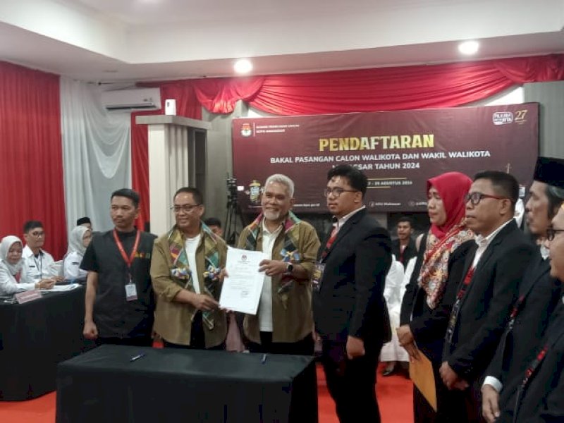 Pasangan bakal calon wali kota dan wakil wali kota, Amri Arsyid dan Abdul Rahman Bando (Amri-Rahman) secara resmi telah mendaftar ke KPU Makassar, Kamis (29/8/2024). @Jejakfakta/Samsir