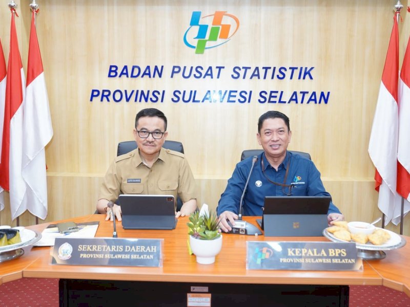 Sekretaris Daerah Provinsi Sulsel Jufri Rahman (kiri) menghadiri rilis berita Badan Pusat Statistik (BPS) Provinsi Sulsel mengenai indikator strategis Bulan Agustus 2024, di Ruang Bawakaraeng Kantor BPS Sulsel, Kota Makassar Senin (2/9/2024). Jufri Rahman yang turut hadir dalam menyampaikan apresiasinya kepada BPS sebagai lembaga yang menyediakan berbagai data yang dibutuhkan sebagai dasar perencanaan dan pengambilan kebijakan. (Foto: Sulselprov).