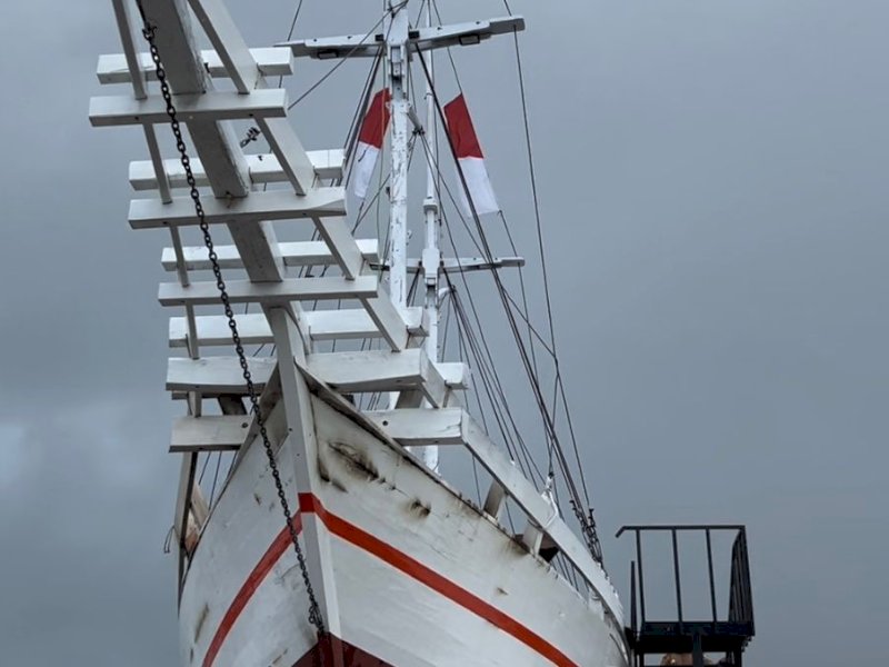 Kapal Pinisi yang berdiri kokoh di atas Gedung Pinisi terbakar sekitar pukul 01.00 Wita dini hari Selasa (3/9/2024). @Jejakfakta/dok. Humas Pemkab Bulukumba