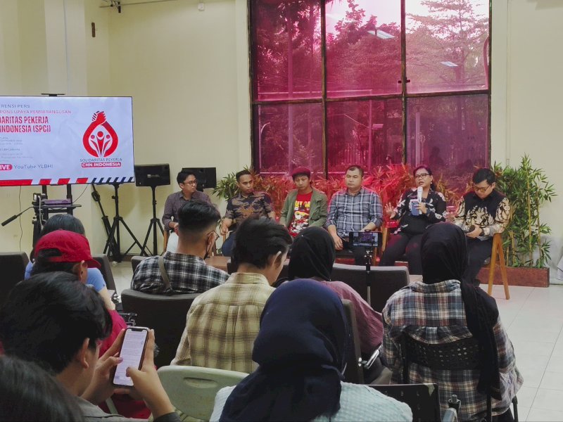 Pengajar di Sekolah Tinggi Hukum (STH) Indonesia Jentera Bivitri Susanti  saat menjadi pembicara diskusi &lsquo;Merespons Upaya Pemberangusan Solidaritas Pekerja CNN Indonesia&rsquo; di Kantor Yayasan Lembaga Bantuan Hukum Indonesia (YLBHI) di Jakarta, Selasa (3/9/2024). @Jejakfakta/dok. Ist.