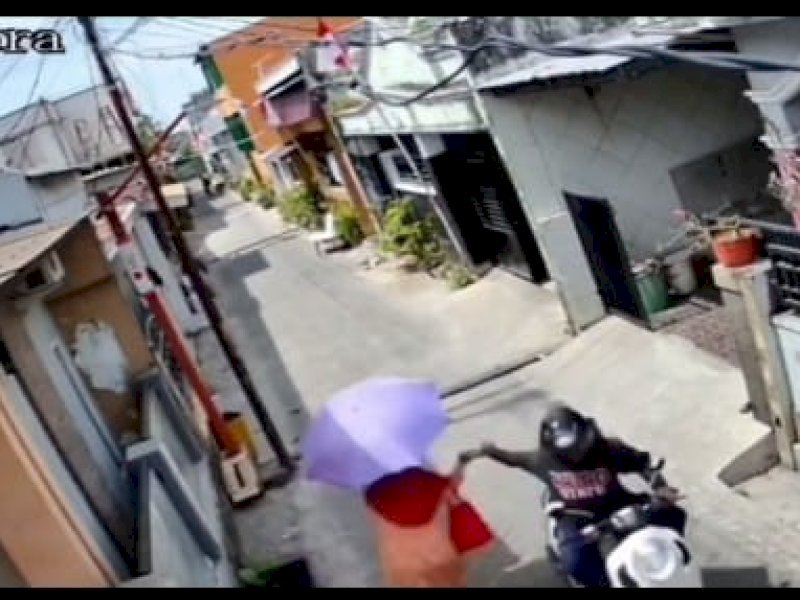 Pelaku jambret seorang perempuan paru baya di Jalan Setapak VI, Toddopuli VI, Kota Makassar pada 31 Agustus 2024 lalu. @Jejakfakta/Tangkapan Layar