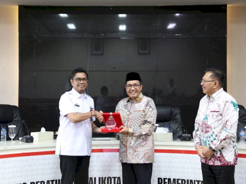 Pj Sekda Kota Makassar Firman Hamid Pagarra (kiri) saat menerima kunjungan peserta visitasi kepemimpinan nasional PKN tingkat II angkatan XXVII Kemenag RI, di Ruang Sipakalebbi, Balai Kota Makassar, Rabu (4/9/2024).