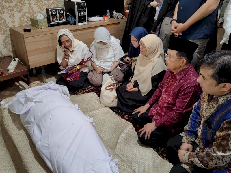 Wakil Presiden RI ke 10 dan 12, Jusuf Kalla (JK), melayat ke rumah duka Faisal Basri Jalan Gudang Peluru, Jakarta Selatan, Kamis (5/9/2024). @Jejakfakta/Media JK