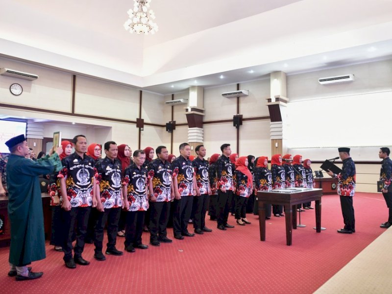 Penjabat (Pj) Gubernur Sulawesi Selatan (Sulsel), Zudan Arif Fakrulloh, secara resmi melantik 24 pejabat fungsional lingkup Pemerintah Provinsi Sulsel di Ruang Rapat Pimpinan Kantor Gubernur Sulsel, Kamis (5/9/2024) kemarin. @Jejakfakta/dok. Pemprov Sulsel