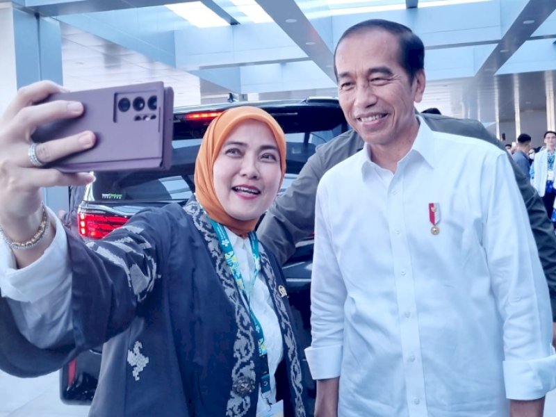 Anggota Komisi IX DPR RI Aliyah Mustika (pegang smartphone) mendampingi Presiden Jokowi saat meresmikan Gedung Rumah Sakit Kemenkes Makassar, delta barat Pantai Losari, Kota Makassar, Sulsel, Jumat (6/9/2024).(Foto: Jejak Fakta)
