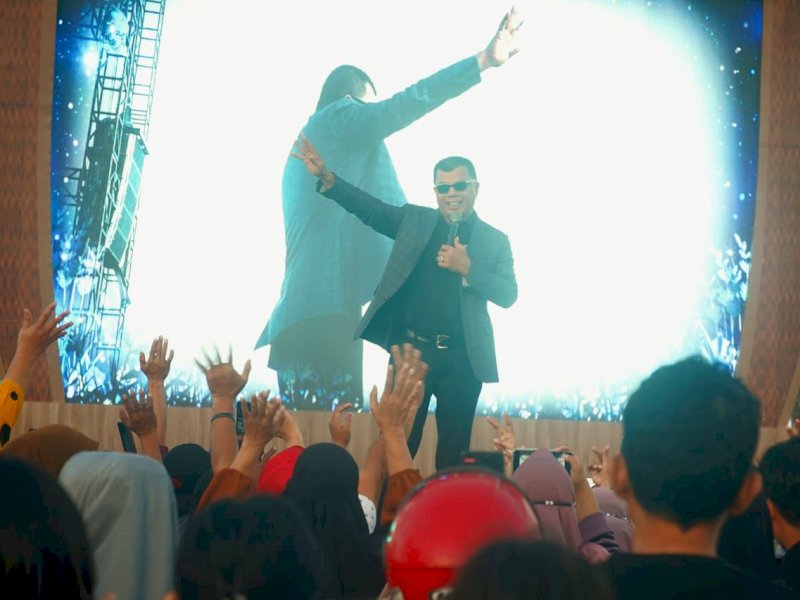 Bupati Bulukumba Andi Muchtar Ali Yusuf menghibur penonton dengan nyanyi bareng usai membuka Festival Pinisi XIV tahun 2024 di Pantai Merpati, Jumat (6/9/2024). @Jejakfakta/dok. Pemkab Bulukumba