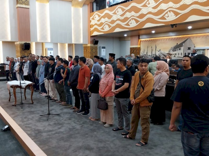 Puluhan anggota DPRD Kota Makassar terpilih hasil Pemilu 2024 mengikuti gladi bersih rapat paripurna pengumuman di Ruang Rapat Paripurna Gedung DPRD Kota Makassar, Jl AP Pettarani, Sabtu (7/9/2024) pagi. Gladi bersih dalam rangka pengucapan sumpah/janji anggota DPRD Kota Makassar masa jabatan 2024-2029 yang dijadwalkan Senin 9 September 2024. 
