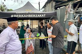 Wabup Edy Manaf Serahkan Bantuan Kepada Korban Kebakaran Jalan Kedondong