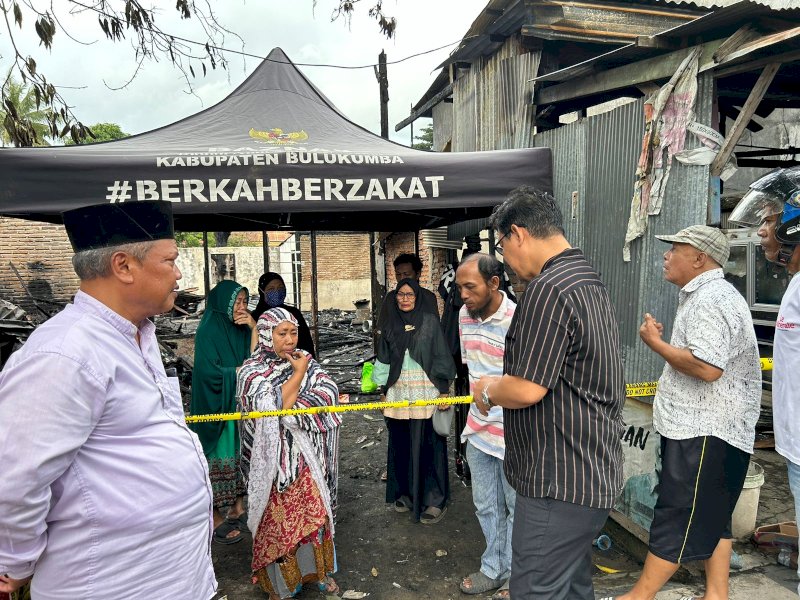 Wakil Bupati Bulukumba, Andi Edy Manaf, mengunjungi korban kebakaran di seputaran Kompleks BTN 1 Jalan Kedondong, Kelurahan Loka, Kecamatan Ujung Bulu, Kabupaten Bulukumba, Sabtu (7/9/2024). @Jejakfakta/dok. Humas Pemkab Bulukumba