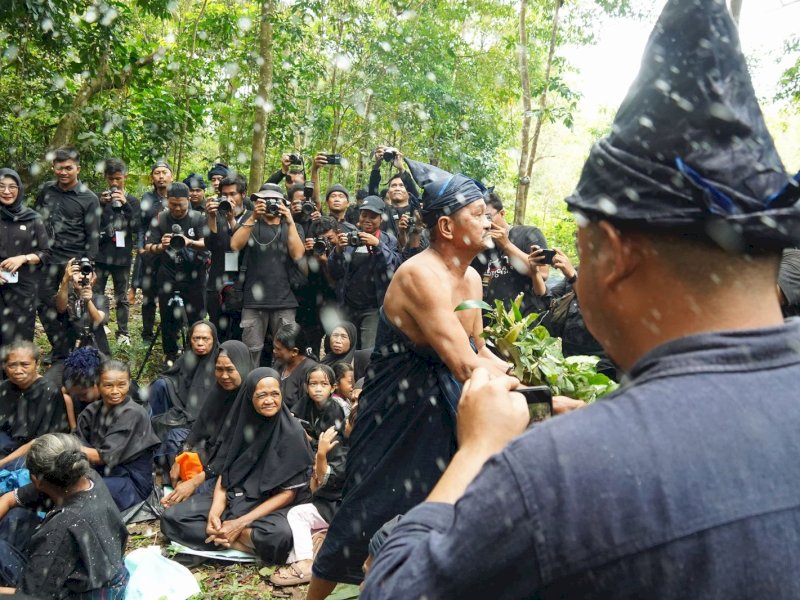 Ritual Andingingi menjadi salah satu rangkaian kegiatan dari Festival Pinisi ke-14 tahun 2024 digelar di Kawasan Hutan, Kecamatan Kajang, Kabupaten Bulukumba, Sabtu (7/9/2024). @Jejakfakta/dok. Humas Pemkab Bulukumba