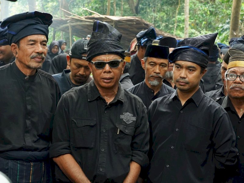 Bupati Bulukumba Andi Muchtar Ali Yusuf bersama Kepala Dinas Pendidikan dan Kebudayaan (Disdikbud) Bulukumba, Andi Buyung Saputra, saat menghadiri   Ritual Andingingi menjadi salah satu rangkaian kegiatan dari Festival Pinisi ke-14 tahun 2024 digelar di Kawasan Hutan, Kecamatan Kajang, Kabupaten Bulukumba, Sabtu (7/9/2024). @Jejakfakta/dok. Humas Pemkab Bulukumba