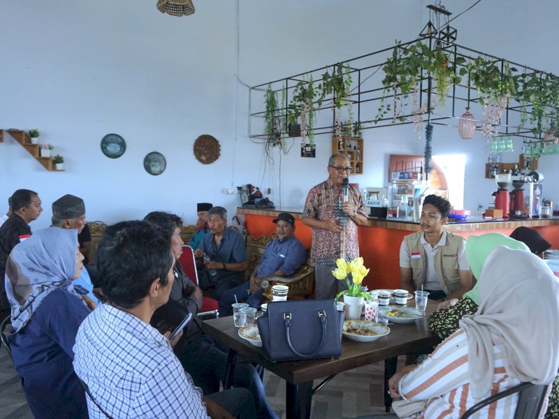 Tokoh politik Sulsel Ilham Arief Sirajuddin (IAS) saat silaturahmi dengan tokoh masyarakat dan tokoh pemuda di Palm Tree Cafe & Resto di Jl. Reformasi, Macanang, Kabupaten Bone, Sabtu (7/9/2024). @Jejakfakta/Erwin Ijarta