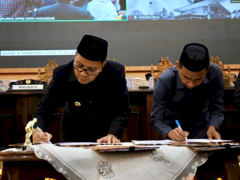 Wali Kota Makassar Moh Ramdhan Pomanto dan Ketua DPRD Kota Makassar Rudianto Lallo (kanan) bertanda tangan mengesahkan empat Rencangan Peraturan Daerah (Ranperda) menjadi Peraturan Daerah (Perda) dalam Rapat Paripurna di Ruang Rapat Paripurna Gedung DPRD Kota Makassar, Jl AP Pettarani, Jumat (6/9/2024) malam.
