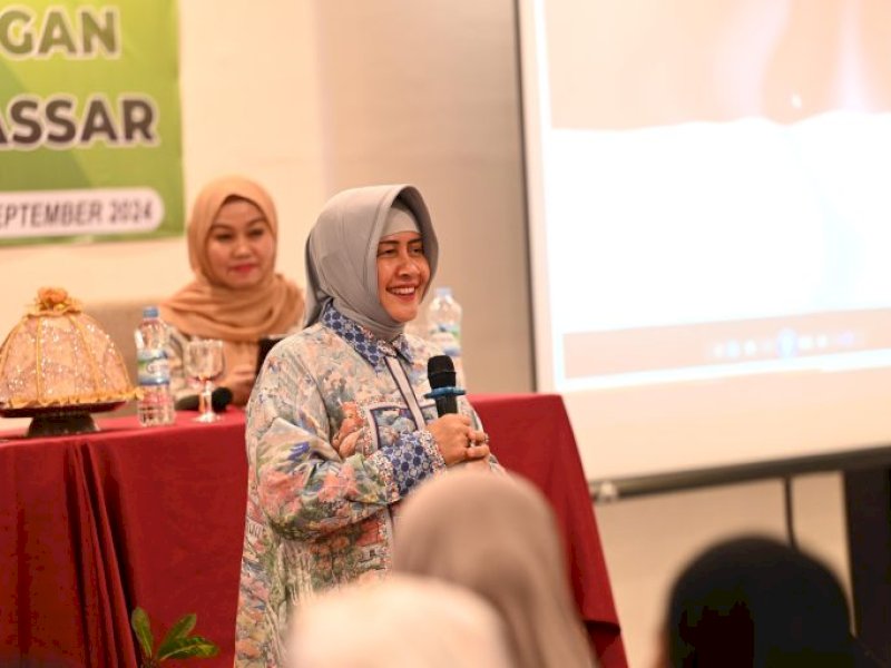 Indira Yusuf Ismail saat jadi pemateri sosialisasi Perda No 2 Tahun 2008 tentang Pembinaan Anak Jalanan, Gelandangan, Pengemis, dan Pengamen di Kota Makassar, di Hotel Almadera, Ahad (8/9/2024).