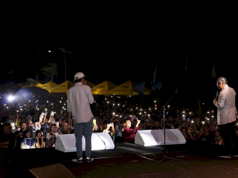 Bupati Bulukumba Andi Muchtar Ali Yusuf, resmi menutup Festival Pinisi. Puncak perayaan di kawasan Pantai Merpati, yang dihadiri ribuan pengunjung, Minggu (8/9/2024). @Jejakfakta/dok. Humas Pemkab Bulukumba