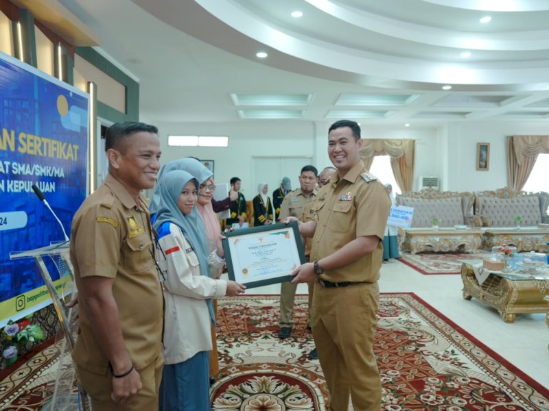 Bupati Pangkep, Muhammad Yusran Lalogau (MYL) penyerahan hadiah untuk juara Lomba Karya Tulis Ilmiah (LKTI) tingkat SMA/SMK/MA se Kabupaten Pangkep di aula rujab Bupati, Senin(9/9/2024). @Jejakfakta/dok. Humas Pemkab Pangkep