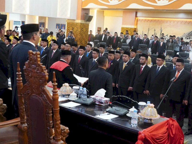 Ketua Pengadilan Negeri Kota Makassar Hendri Tobing melantik 50 anggota DPRD Kota Makassar periode 2024-2029. Pelantikan dalam rapat paripurna di Ruang Rapat Paripurna Gedung DPRD Kota Makassar, Jln AP Pettarani, Rappocini, Kota Makassar, Sulawesi Selatan. (Foto: Humas DPRD Kota Makassar).