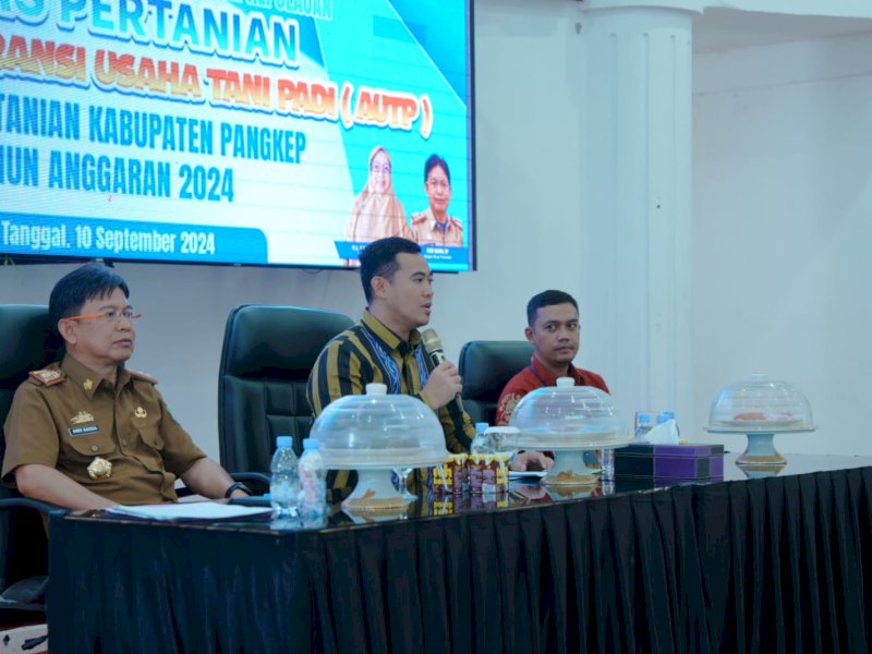 Bupati Pangkep Muhammad Yusran Lalogau (tengah) saat sosialisasi asuransi usaha tani padi (AUTP) di Pangkep, Selasa (10/9/2024). 