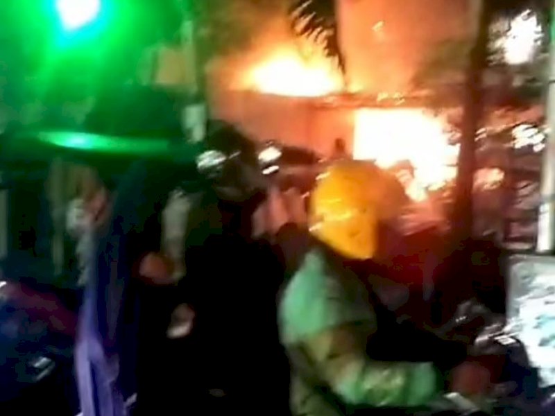  Kebakaran menghanguskan sebuah warung makan di Kelurahan Kampung Buyang, Kecamatan Mariso, Kota Makassar, Selasa (10/9/2024) malam. @Jejakfakta/Samsir