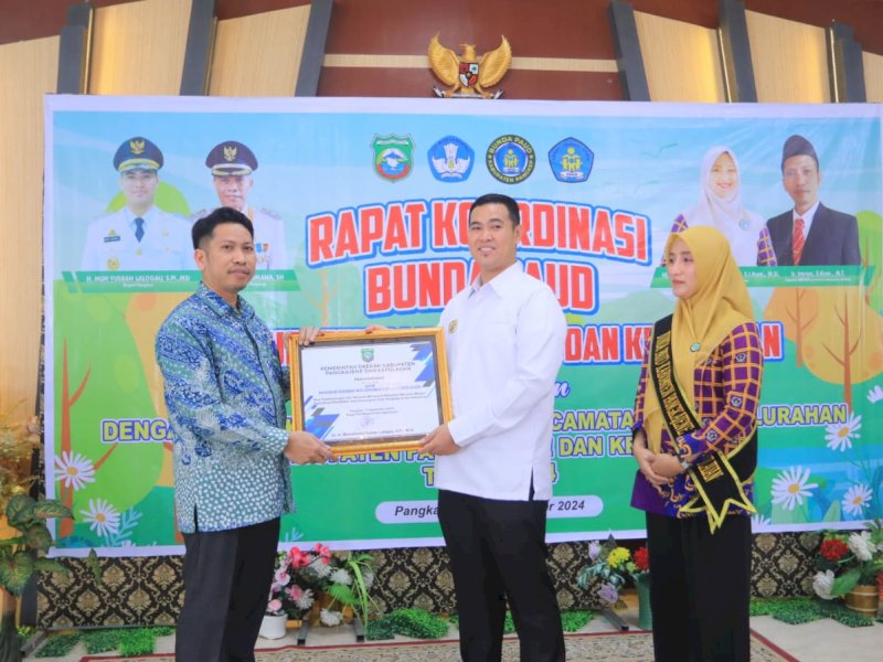 Kepala Balai Besar Penjaminan Mutu Pendidikan (BBPMP) Sulawesi Selatan, Imran, memberikan penghargaan kepada kabupaten Pangkep terakait implementasi program Merdeka Belajar, saat penyerahan hadiah juara lomba gebar PAUD, di aula rujab Bupati Pangkep, Rabu (11/9/2024). @Jejakfakta/dok. Humas Pemkab Pangkep