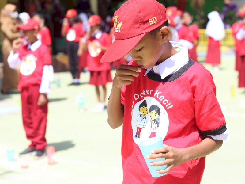 Anak-anak sekolah dasar di Luwu Utara dan Luwu Timur mengikuti rutinitas harian menyikat gigi untuk meningkatkan kesehatan gigi dan mulut sejak dini. @Jejakfakta/dok. Save the Children