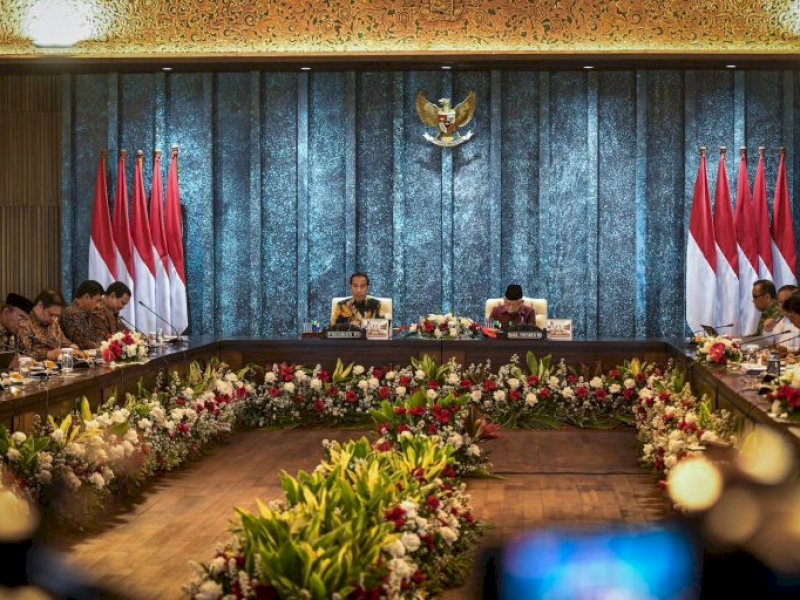 Presiden RI Joko Widodo (Jokowi) didampingi Wakil Presiden RI Ma'ruf Amin menyampaikan pengantar pada Sidang Kabinet Paripurna (SKP) di Istana Garuda, Ibu Kota Nusantara, Provinsi Kalimantan Timur, Jumat (13/09/2024). (Foto: Humas Setkab/Ibrahim)