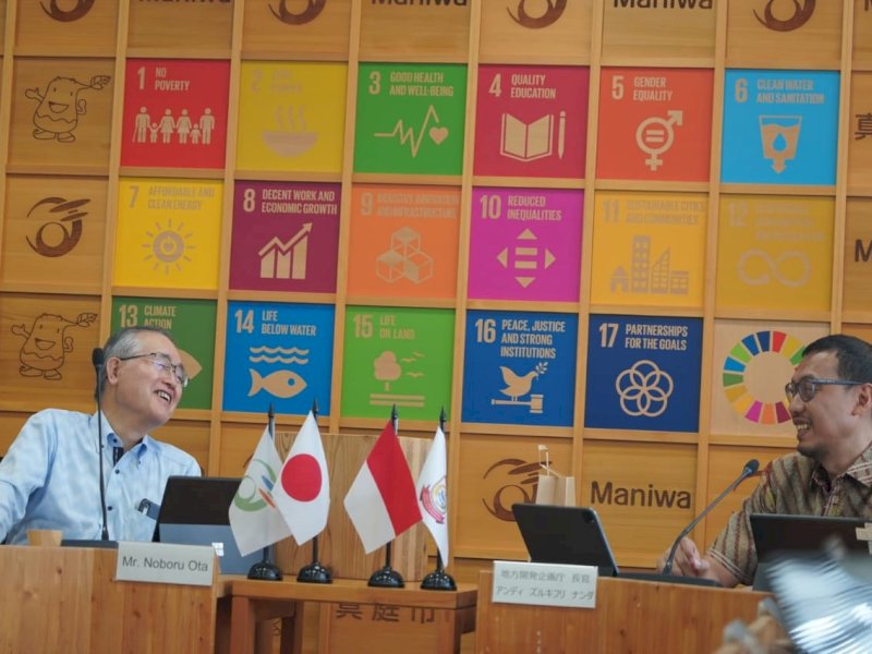 Wali Kota Maniwa Jepang Noboru Ota (kiri) menerima kunjungan sejumlah pejabat Pemkot Makassar, di Maniwa, pekan lalu. Kunjungan dalam rangka membahas penerapan low carbon city di Makassar.(Dok.Diskominfo Makassar)